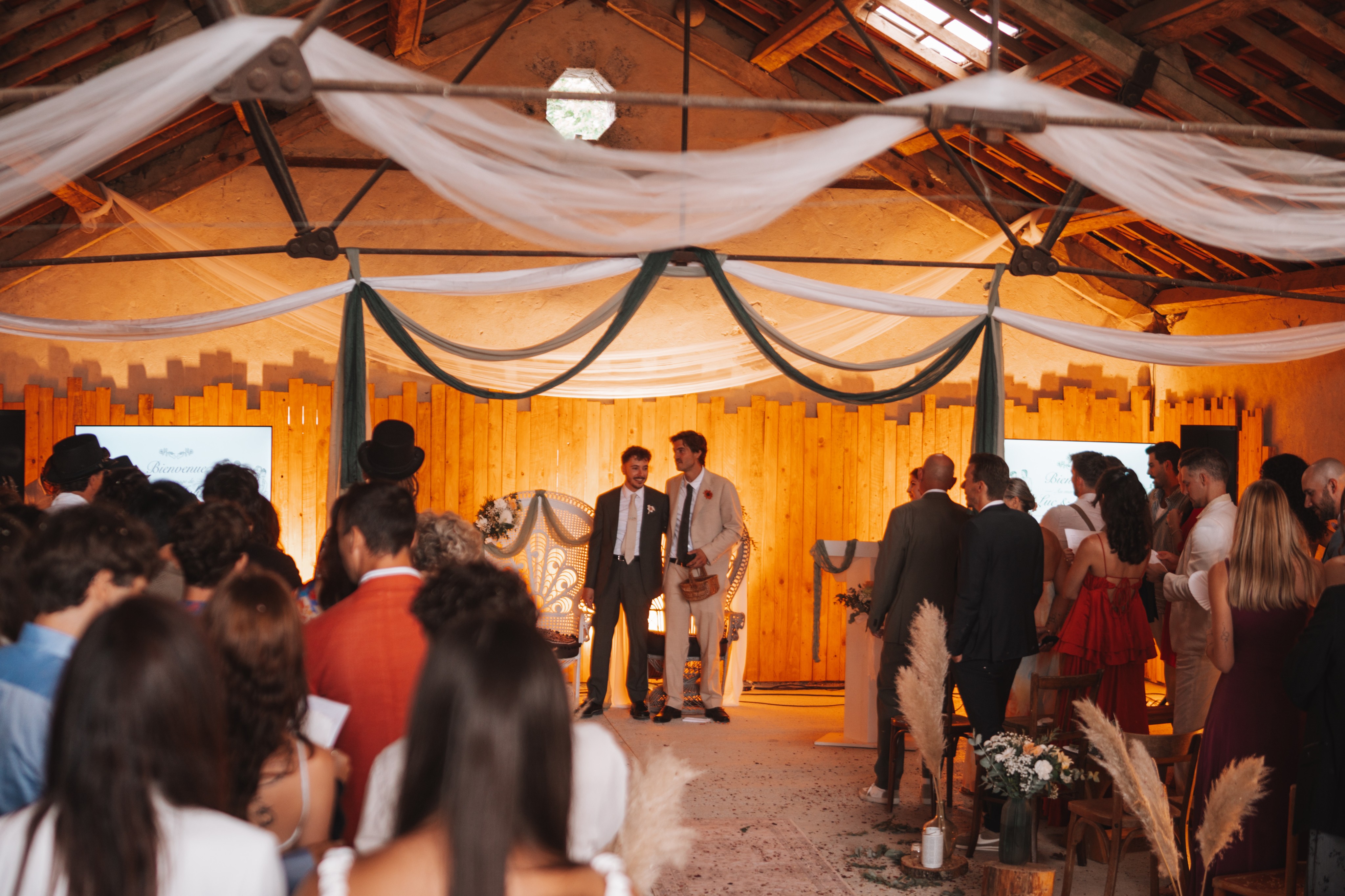 Mariage a la guinguette avec tenture rayon de solgone