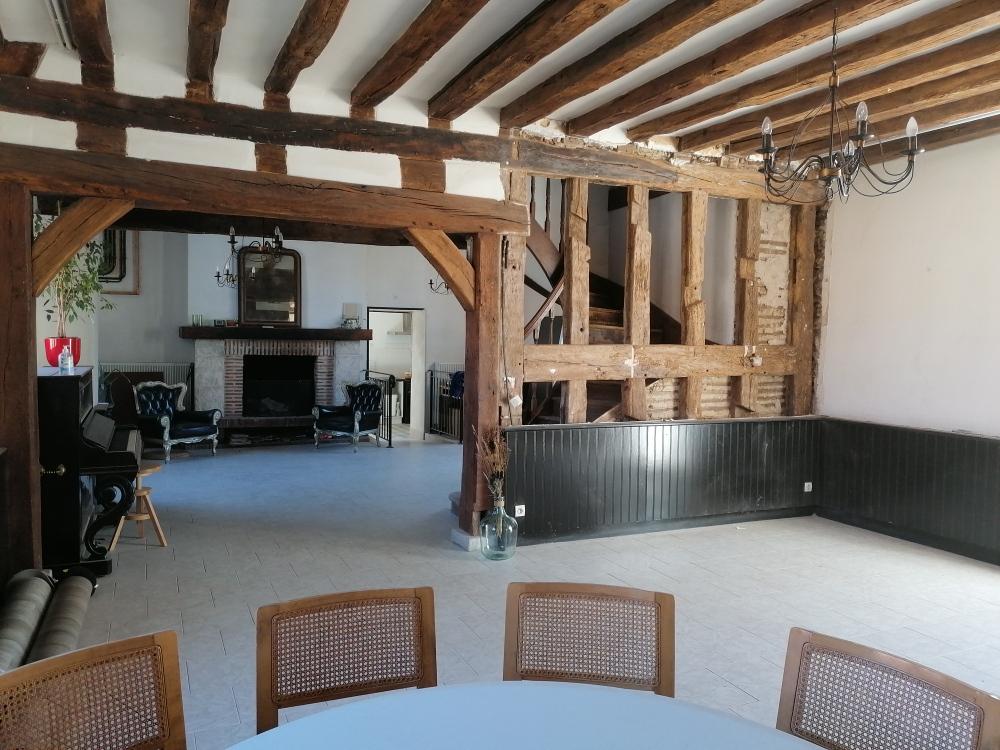 Le salon poutre et bois avec cheminée