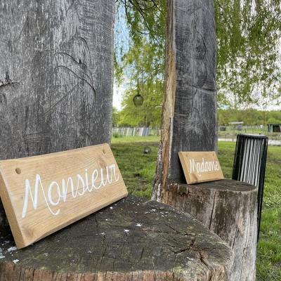 Pancartes monsieur et madame espace ceremonie laique sous les sols pleureurs dans le parc de l auberge rayon de sologne41320 1