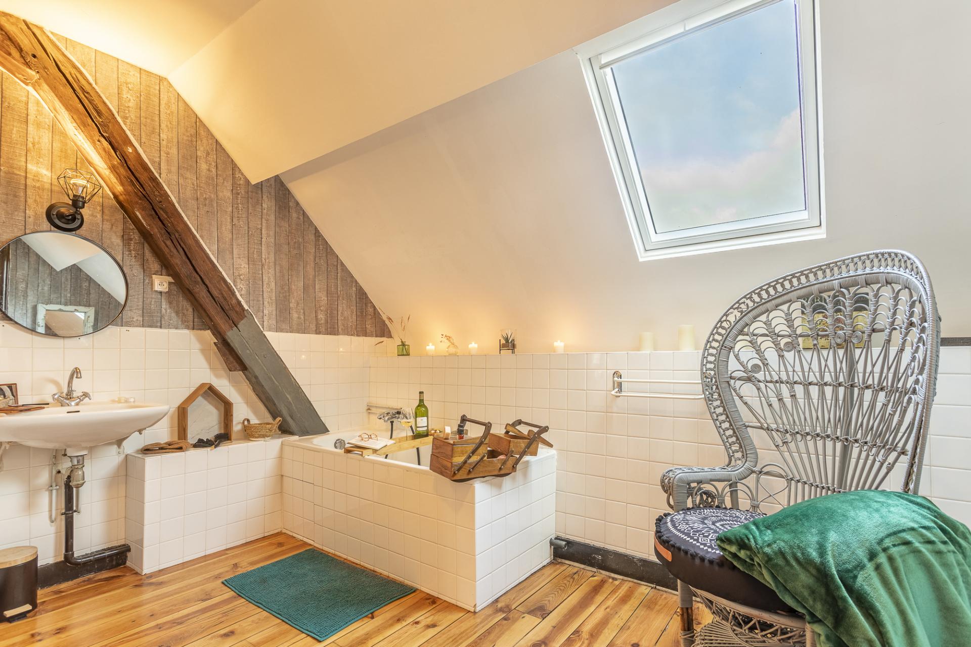 Salle de bain attenante a la chambre nuptiale dans le manoir rayon de sologne41320